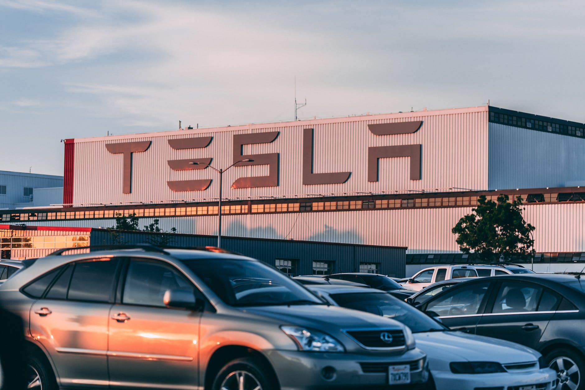 美股熱門股 1、特斯拉(代號:TSLA)